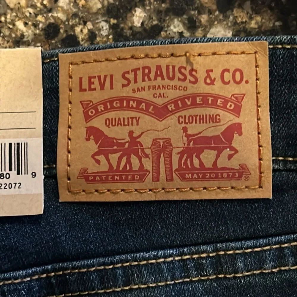 NEW Levi’s Mid Length Jean Shorts - Picture 3 of 8